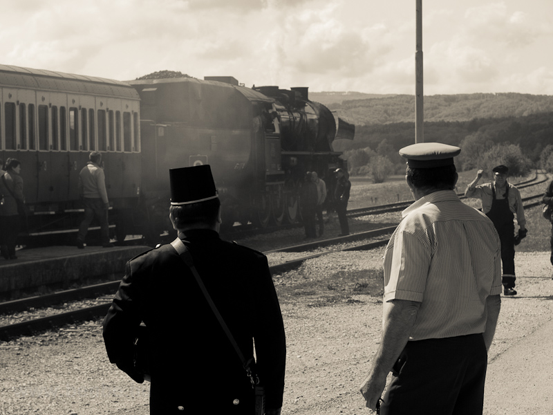 A SŽ 33 037 plyaszm gőzmozdonya Imeno llomson, előtrben a szemlyzet fot