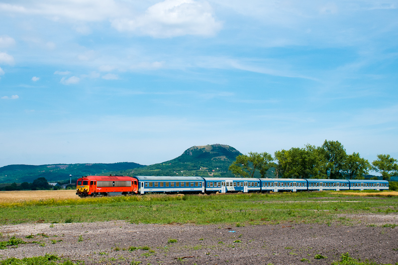 A MÁV-START 418 140-3 Nemesgulács-Kisapáti és Tapolca között a Csobánc heggyel a háttérben fotó