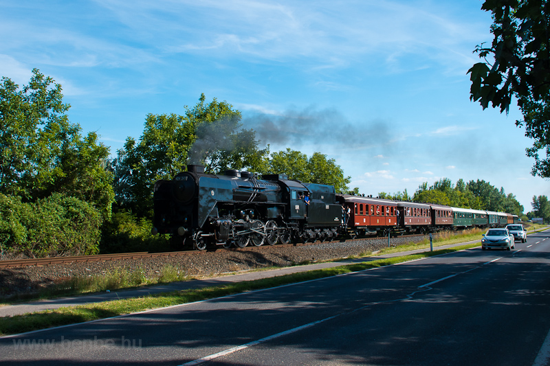 The MV Nosztalgia kft. 424 247 seen between Alsrs and Kptalanfred photo