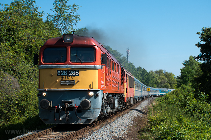 The MV-START 628 265 seen between Balatonfűzfő and Balatonalmdi photo