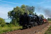 A MÁV Nosztalgia kft. 424 247 Alsóörs és Káptalanfüred között, a háttérben a Balaton