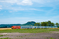 A MÁV-START 418 140-3 Nemesgulács-Kisapáti és Tapolca között a Csobánc heggyel a háttérben