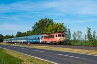 The MÁV-START 418 334 seen between Káptalanfüred and Alsóörs