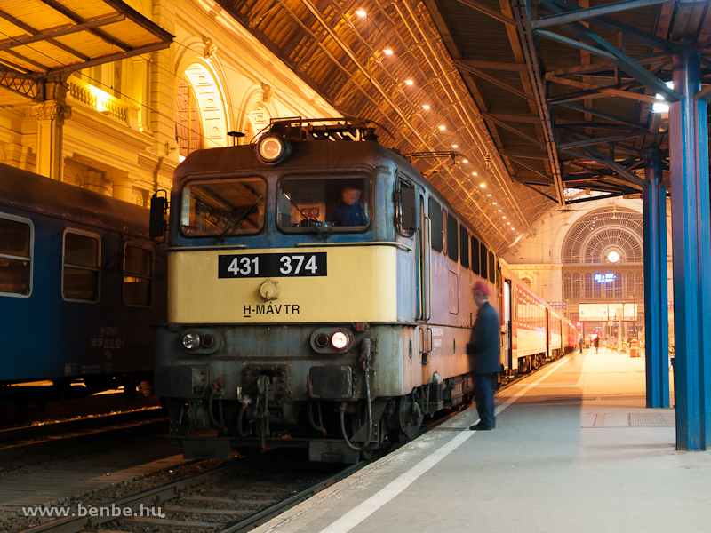 A MÁV-TR 431 374 (ex V43 1374) pályaszámú villanymozdonya Budapest-Keleti pályaudvaron fotó