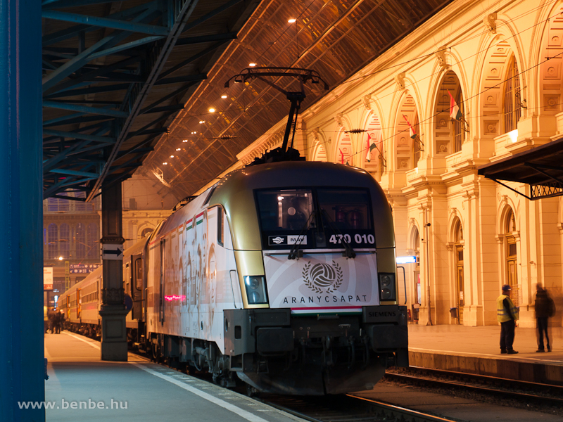 A MV-TR 470 010 (ex 1047 010) Aranycsapat-mozdony Budapest-Keleti plyaudvaron fot