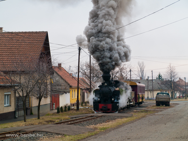 Steaming through Gyngyssolymos photo