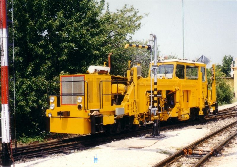 The KV-01 narrow gauge tampering machine at Szchenyi-hegy photo