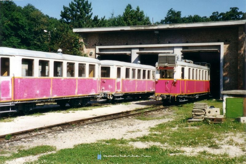 ABmot 2 at Hvsvlgy with the coaches cleaned for repaint photo