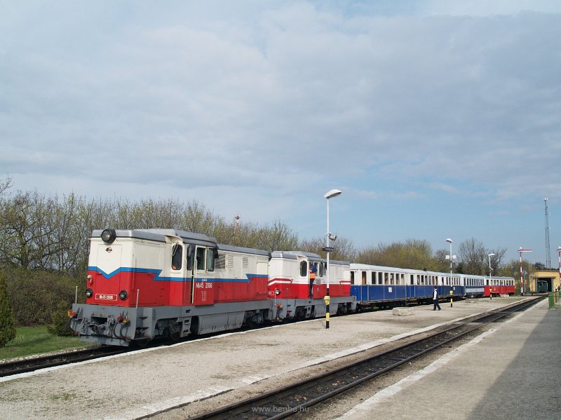 The Mk45 2006 and Mk45 2001 at Szchenyi-hegy during the Narrow-gauge Railway Day photo