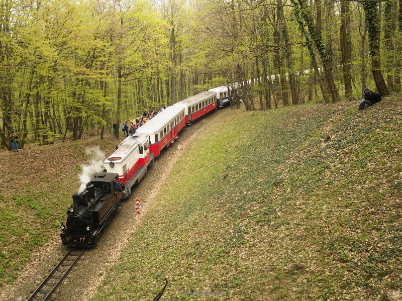 The Mk45 2001 and 490,039 between Hrs-hegy and Hűvsvlgy at the top level photo