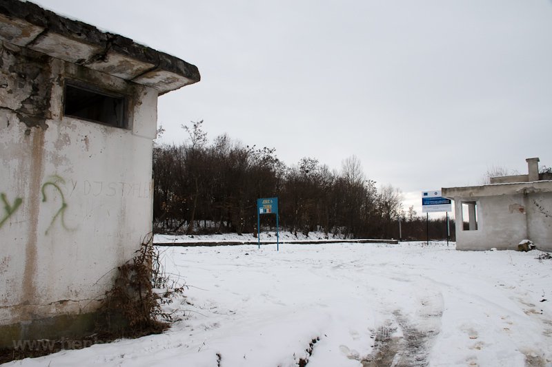 Zsobok megllhely s a plyzati tbla kontrasztja fot