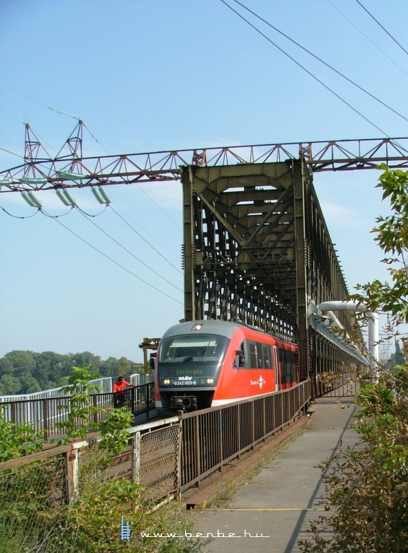 The 6342 003-8 at the jpest Railway Bridge photo