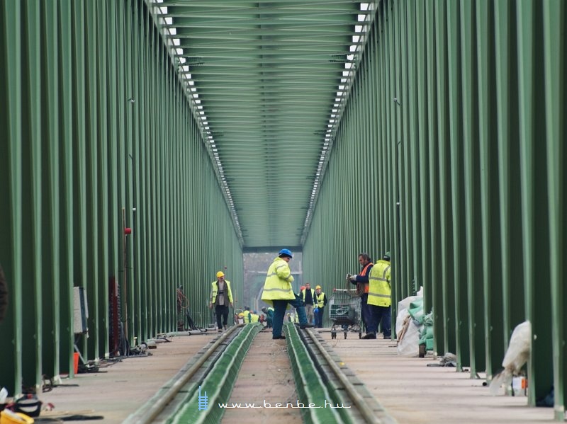 The final measurements on jpest Railway Bridge photo