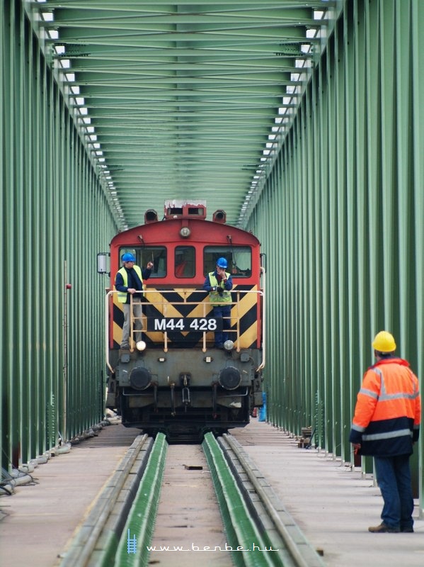 The final measurements on Újpest Railway Bridge with M44 428 photo