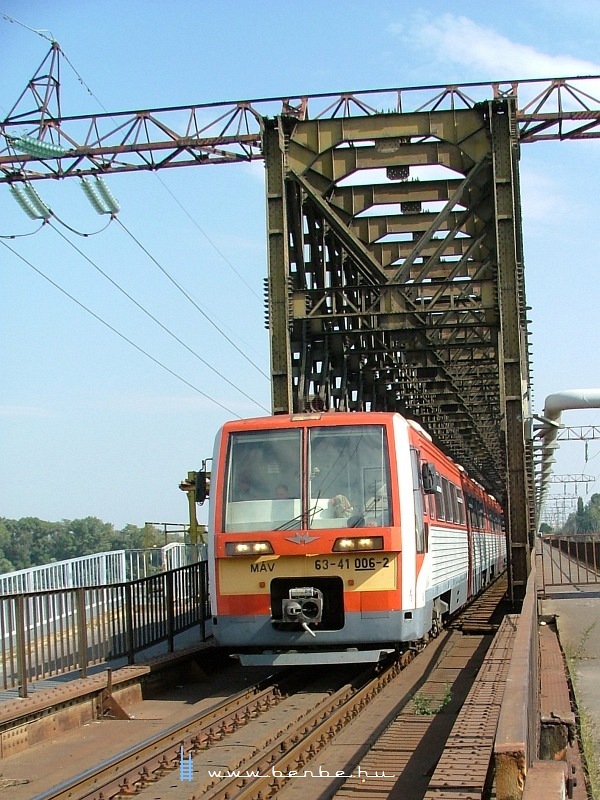 Természetesen lesznek a kedvenc Uzsgyijaim is, a híd terhelési próbáján megjelennek Bobók, a híd búcsúztatóján az ACSEV motorvonat és a Rába-Balaton motorkocsi szerepel, valamint a pótlás kapcsán fotóztam néhány HÉV motorvonatot is. kép 6341 006-2 az Újpesti vasúti hídon fotó