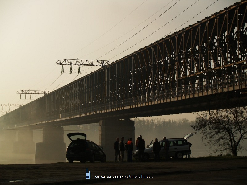 An ankler near jpest Railway Bridge photo