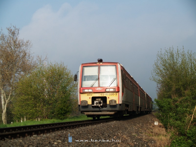 The 6341 020-3 climbing towards the rail bridge photo