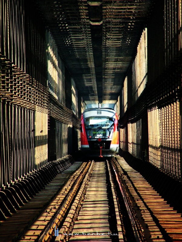 The 6342 005-3 at the jpest Railway Bridge photo