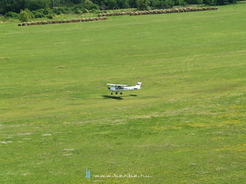 OK, ott egy repülő. De hol vagyok én? kép Egy Cessna a Budaörsi repülőtéren fotó