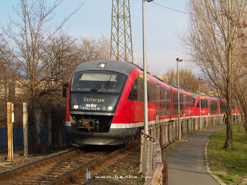 A Népszigeti öböl hídjára fölvezető járdákkal, a szétlopott gipszkarton zajvédőfallal és a nyomornegyeddel most nem terveztek semmit kezdeni, de azért egy szép napos Dezsőt meglőttem itt - másért úgyse jönnék ide fényképezni. kép 6342 012-9 Újpest megállóhelynél fotó