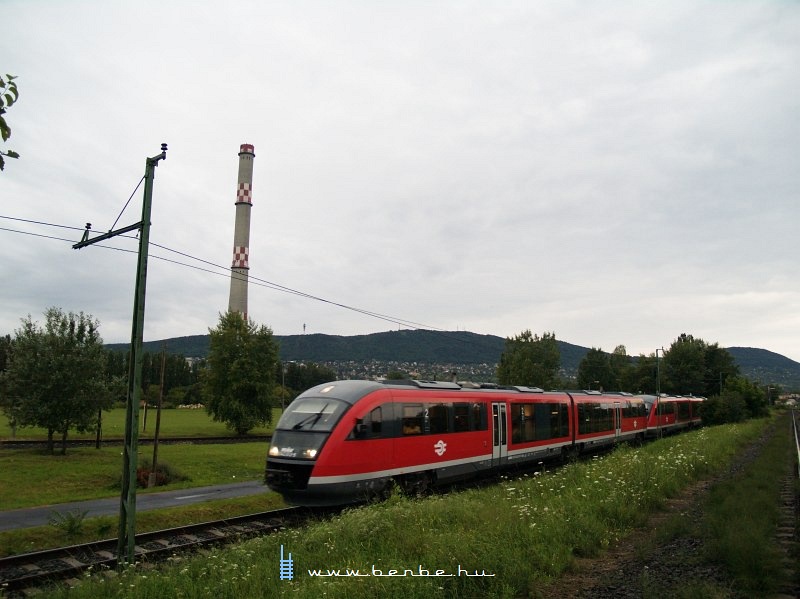 A háttérben ismét a Behemót néven ismert kéménye a TÁVHŐ-nek. kép 6342 012-9 Óbuda és Aquincum elágazás között fotó
