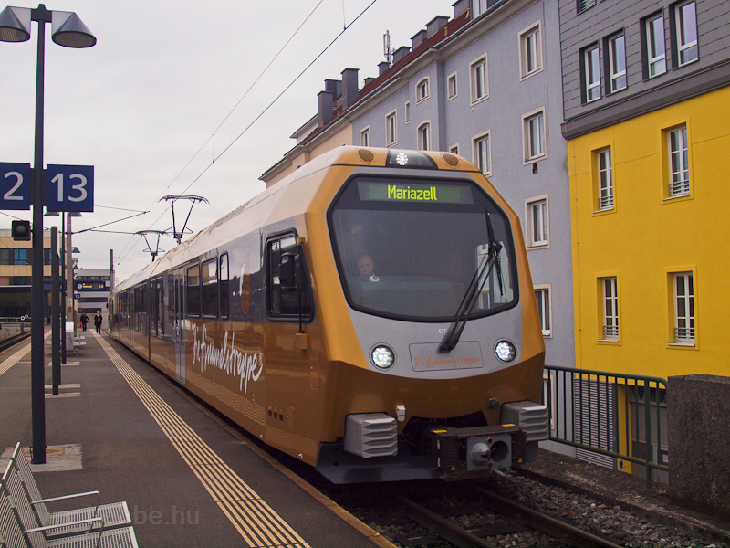 A Mariazellerbahn ET7-es Himmelstreppe-motorkocsija St. Plten Hauptbahnhof llomson fot