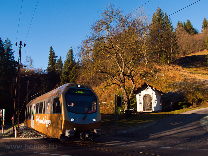 A Mariazellerbahn ET1-es Himmelstreppe-motorkocsija Frankenfels s Schwarzenbach kztt, a Natters s a Pielach sszefolysnl fot