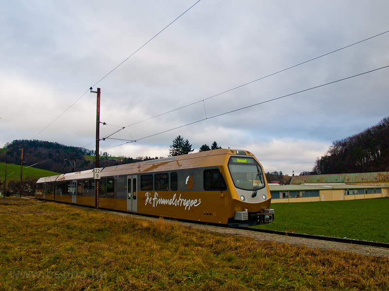 A Mariazellerbahn ET7-es Himmelstreppe-motorkocsija Mainburg megllhelyen fot