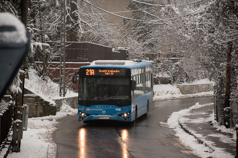 A BKK 21A-es busz Vroskt megllhelyen fot