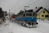 A HŽ 1 141 207 Fužine és Vrata között előfogatol egy tehervonatot