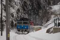 A HŽ 1 141 207 Fužine s Vrata kztt előfogatol egy tehervonatot