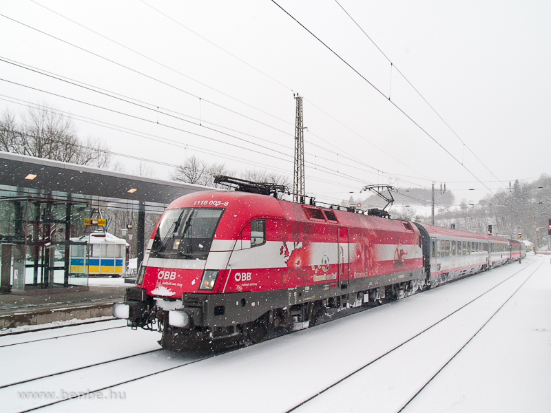 Az osztrk szneket viselő Foci-EB Taurus, a 1116 005-8 egy InterCity vonattal halad t Bcs fel menet Payerbach-Reichenau llomson fot