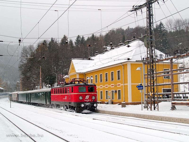 Az ÖBB 1141 024-8 pályaszámú nosztalgia-villanymozdonya Breitenstein állomáson fotó