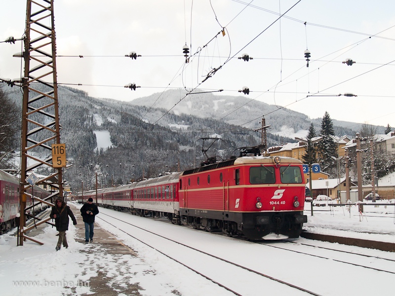 A 1044.40 Blutorange (vrnarancs) festsű mozdony egy klnvonattal Mrzzuschlagban fot