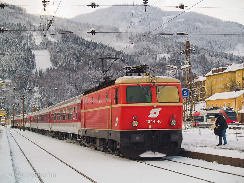 A 1044.40 Blutorange (vérnarancs) festésű mozdony egy különvonattal Mürzzuschlagban fotó