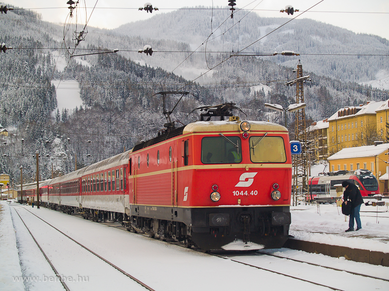 A 1044.40 Blutorange (vrnarancs) festsű mozdony egy klnvonattal Mrzzuschlagban fot