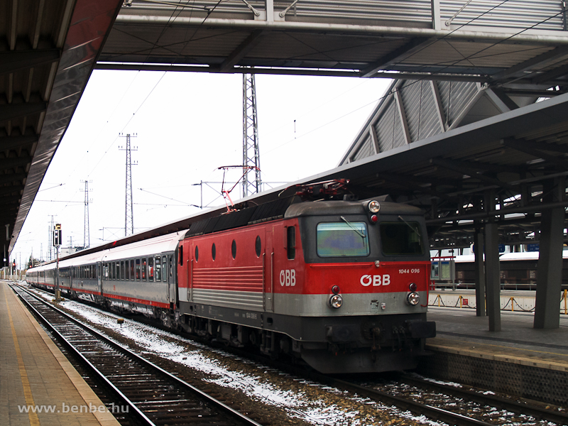 Az BB 1044 096 egy Sdbahn-EuroCity vonattal tart Villachba. fot