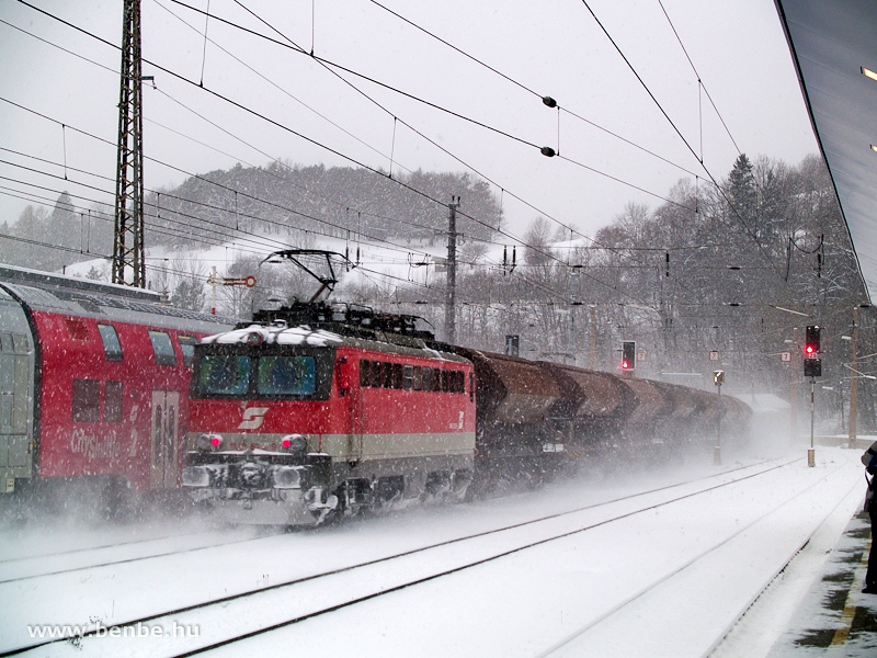 The BB 1142 626-9 pushing a freight train up the Semmering Northern ramp at Payerbach-Reichenau station photo