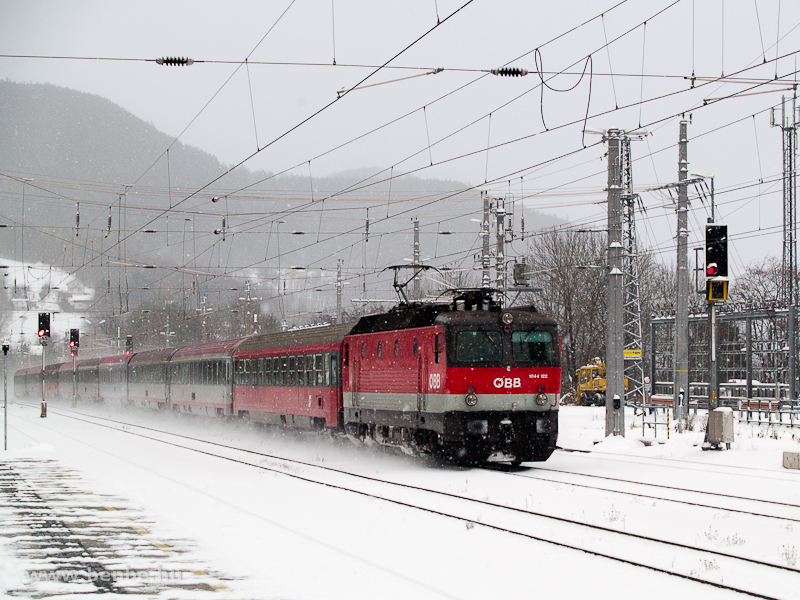 Az BB 1044 122 egy Sdbahn-gyorsvonattal vgtat t a behavazott Payerbach-Reichenau llomson fot