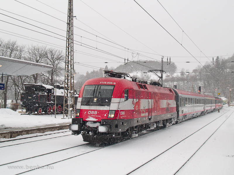 Az osztrk szneket viselő Foci-EB Taurus, a 1116 005-8 egy InterCity vonattal halad t Bcs fel menet Payerbach-Reichenau llomson fot