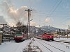 A 1044.40 Blutorange (vérnarancs) festésű mozdony egy különvonattal és a 1014 018-4 Mürzzuschlagban