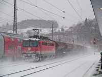 Az ÖBB 1142 626-9 pályaszámú villanymozdonya tol föl egy nehéz tehervonatot a Semmeringre Payerbach-Reichenauban