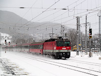 The ÖBB 1044 122 is passing Payerbach-Reichenau station with a Südbahn fast train in heavy snowfall