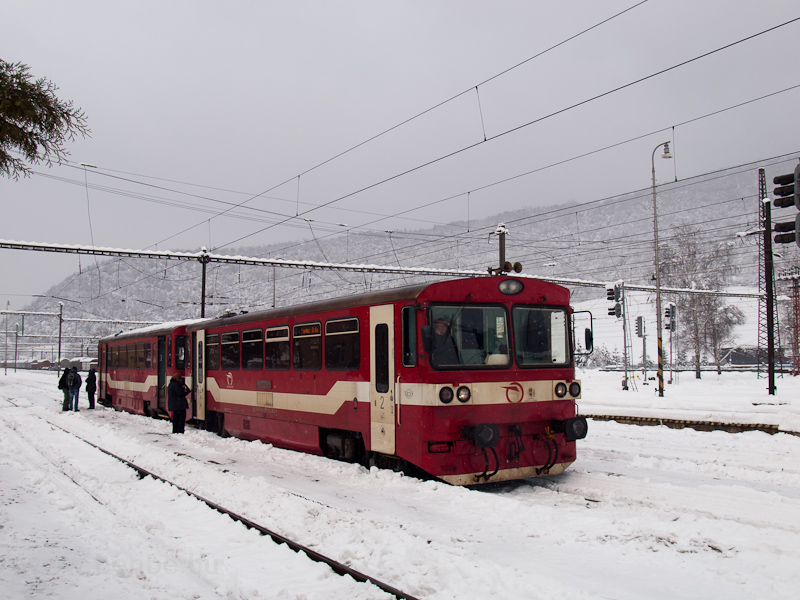 The ŽSSK 812 025-5 seen at Margitfalva station (Margecany, Slovakia) photo
