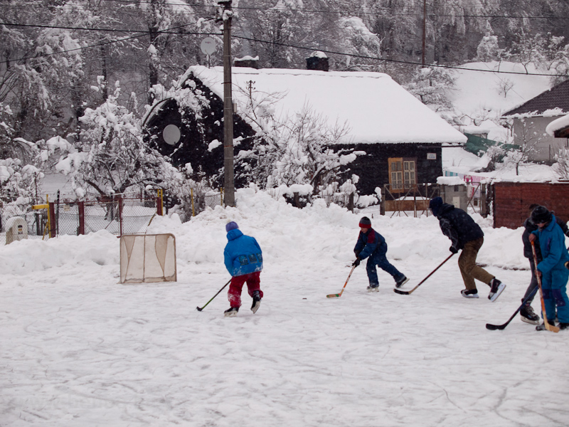 Kids playing ice hockey at Žakarovce photo