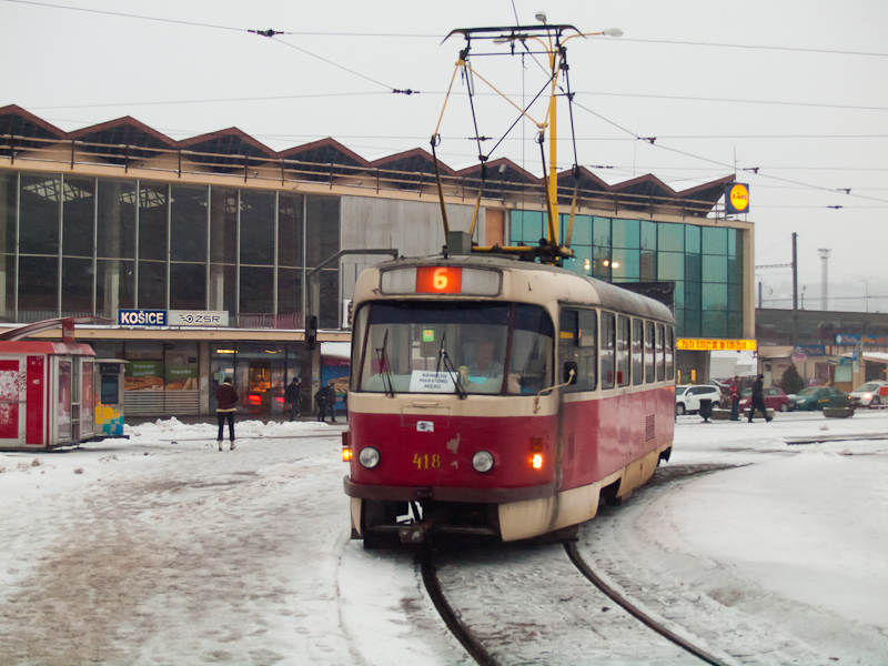 Az eredeti fnyezsű, kassai 418-as Tatra T3 villamoskocsi a plyaudvarnl fot