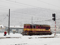 A ŽSSKC 742 398-1 pályaszámú gépe kitolózik Margitfalva állomáson (Margecany, Szlovákia)