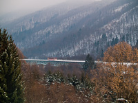 ŽSSK 812-es motorkocsi a Selmecbnya (Bansk Štiavnica, Szlovkia) s Garamberzence (Hronsk Dbrava, Szlovkia) kztti vastvonalon Bansk Bela s a megszűnt Kozelnk kztt a nagyobbik viadukton