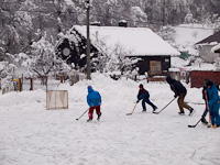 Kids playing ice hockey at Žakarovce