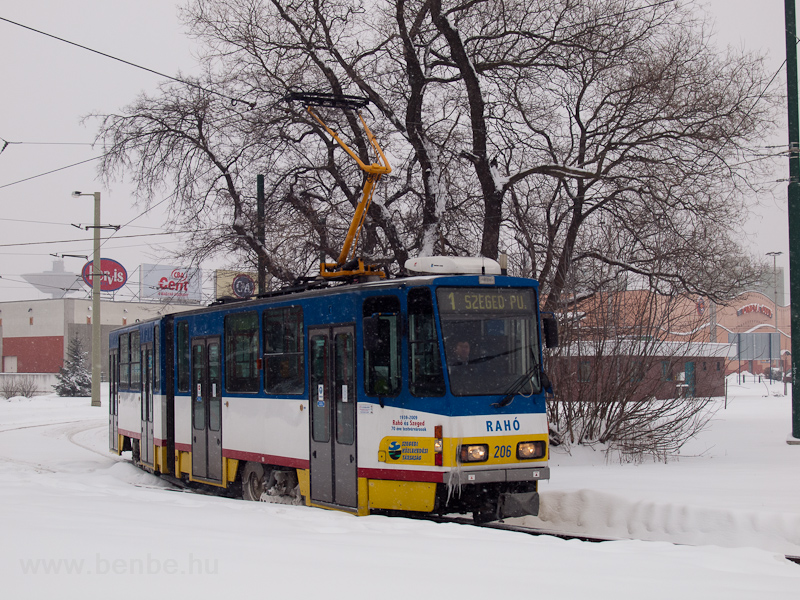 Az SZKV 206 plyaszm, Tatra KT4 tpus rvidcsukls villamosa Rkus plyaudvar vgllomson fot